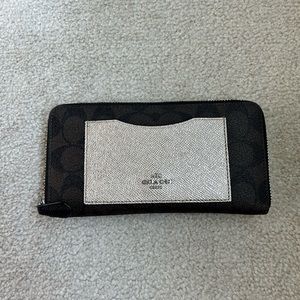 COACH 🖤🤎 Large black & brown monogram zip around wallet gold accent pocket